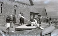  Przy kajakach- 1 ; *Beside the canoes-1<br />Dofinansowano ze srodków Ministerstwa Kultury i Dziedzictwa Narodowego i Starostwa Powiatowego w Bialymstoku.<br />