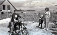  Dziewczyna na motocyklu ; *A girl on the motorbike<br />Dofinansowano ze srodków Ministerstwa Kultury i Dziedzictwa Narodowego i Starostwa Powiatowego w Bialymstoku.<br />