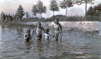  Czworo w kąpieli ; *Four children having fun in the river<br />Dofinansowano ze srodków Ministerstwa Kultury i Dziedzictwa Narodowego i Starostwa Powiatowego w Bialymstoku.<br />