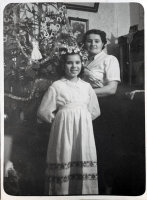  W stroju do I Komunii przy… choince  ; *A photograph's daughter wearing First Holy Communion dress by the Christmas tree<br />Dofinansowano ze srodków Ministerstwa Kultury i Dziedzictwa Narodowego i Starostwa Powiatowego w Bialymstoku.<br />