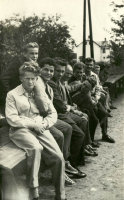  Kawalerowie siedzą na ławeczce  ; *Some young men sitting on the bench<br />Dofinansowano ze srodków Ministerstwa Kultury i Dziedzictwa Narodowego i Starostwa Powiatowego w Bialymstoku.<br />