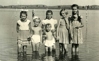  Dzieci w wodzie  ; *The kids standing in the shallow water<br />Dofinansowano ze srodków Ministerstwa Kultury i Dziedzictwa Narodowego i Starostwa Powiatowego w Bialymstoku.<br />