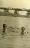  Kąpiel z mostem w tle  ; *Swimming in the river with the bridge in the background<br />Dofinansowano ze srodków Ministerstwa Kultury i Dziedzictwa Narodowego i Starostwa Powiatowego w Bialymstoku.<br />