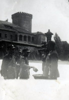  Wojsko na Wawelu  ; *A group of soldiers in front of Wawel<br />Dofinansowano ze srodków Ministerstwa Kultury i Dziedzictwa Narodowego i Starostwa Powiatowego w Bialymstoku.<br />