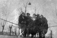  Siedzą na łańcuchu  ; *Sitting on the chain fence<br />Dofinansowano ze srodków Ministerstwa Kultury i Dziedzictwa Narodowego i Starostwa Powiatowego w Bialymstoku.<br />