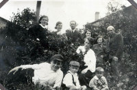  Rodzina w ogrodzie  ; *A family in the garden<br />Dofinansowano ze srodków Ministerstwa Kultury i Dziedzictwa Narodowego i Starostwa Powiatowego w Bialymstoku.<br />