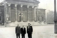  Przed klasycystycznym gmachem  ; *In front of the classical building<br />Dofinansowano ze srodków Ministerstwa Kultury i Dziedzictwa Narodowego i Starostwa Powiatowego w Bialymstoku.<br />