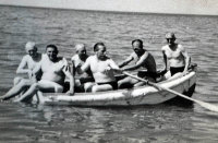  Sześciu w szalupie  ; *Six men on the lifeboat<br />Dofinansowano ze srodków Ministerstwa Kultury i Dziedzictwa Narodowego i Starostwa Powiatowego w Bialymstoku.<br />