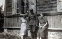  Piechur i dwie panny  ; *An infantryman and two girls<br />Dofinansowano ze srodków Ministerstwa Kultury i Dziedzictwa Narodowego i Starostwa Powiatowego w Bialymstoku.<br />