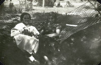  Dwie panny w hamaku  ; *Two girls in the hammock<br />Dofinansowano ze srodków Ministerstwa Kultury i Dziedzictwa Narodowego i Starostwa Powiatowego w Bialymstoku.<br />