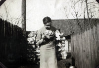  Kobieta z kotkiem  ; *A woman with a cat<br />Dofinansowano ze srodków Ministerstwa Kultury i Dziedzictwa Narodowego i Starostwa Powiatowego w Bialymstoku.<br />