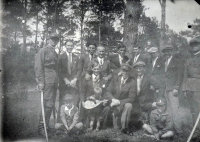  Cywile i mundurowi w Łapach Osse  ; *The civilians and the soldiers in Łapy Osse<br />Dofinansowano ze srodków Ministerstwa Kultury i Dziedzictwa Narodowego i Starostwa Powiatowego w Bialymstoku.<br />