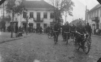  Cykliści w Grodnie  ; *The cyclists in Grodno<br />Dofinansowano ze srodków Ministerstwa Kultury i Dziedzictwa Narodowego i Starostwa Powiatowego w Bialymstoku.<br />