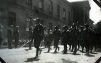  Defilada w Białymstoku  ; *A parade in Białystok<br />Dofinansowano ze srodków Ministerstwa Kultury i Dziedzictwa Narodowego i Starostwa Powiatowego w Bialymstoku.<br />