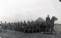  Kawaleria defiluje w Zgierzu  ; *A cavalry parade in Zgierz<br />Dofinansowano ze srodków Ministerstwa Kultury i Dziedzictwa Narodowego i Starostwa Powiatowego w Bialymstoku.<br />