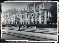   Czekają na Marszałka  ; *Waiting for the Marshal<br />Dofinansowano ze srodków Ministerstwa Kultury i Dziedzictwa Narodowego i Starostwa Powiatowego w Bialymstoku.<br />