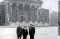  Przed monumentalnym gmachem  ; *In front of the monumental building<br />Dofinansowano ze srodków Ministerstwa Kultury i Dziedzictwa Narodowego i Starostwa Powiatowego w Bialymstoku.<br />