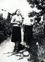  Dwie dziewczyny i pies  ; *Two girls and a dog<br />Dofinansowano ze srodków Ministerstwa Kultury i Dziedzictwa Narodowego i Starostwa Powiatowego w Bialymstoku.<br />