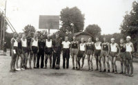  Sportowcy na boisku w Łapach  ; *The sportsmen on the pitch in Łapy<br />Dofinansowano ze srodków Ministerstwa Kultury i Dziedzictwa Narodowego i Starostwa Powiatowego w Bialymstoku.<br />