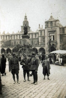  Na krakowskim rynku  ; *The troops at Cracov square<br />Dofinansowano ze srodków Ministerstwa Kultury i Dziedzictwa Narodowego i Starostwa Powiatowego w Bialymstoku.<br />