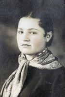  Dziewczyna z apaszką  ; *A girl wearing a neckerchief<br />Dofinansowano ze srodków Ministerstwa Kultury i Dziedzictwa Narodowego i Starostwa Powiatowego w Bialymstoku.<br />