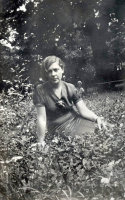  Kobieta w ogrodzie  ; *A woman in the garden<br />Dofinansowano ze srodków Ministerstwa Kultury i Dziedzictwa Narodowego i Starostwa Powiatowego w Bialymstoku.<br />