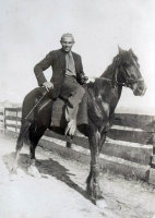  Piotr Kretowicz na koniu  ; *Piotr Kretowicz on the horse<br />Dofinansowano ze srodków Ministerstwa Kultury i Dziedzictwa Narodowego i Starostwa Powiatowego w Bialymstoku.<br />