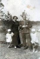  Żołnierz kobieta i dwoje dzieci  ; *A soldier a woman and two children<br />Dofinansowano ze srodków Ministerstwa Kultury i Dziedzictwa Narodowego i Starostwa Powiatowego w Bialymstoku.<br />