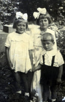  Chłopczyk i dziewczynki  ; *A boy and two little girls<br />Dofinansowano ze srodków Ministerstwa Kultury i Dziedzictwa Narodowego i Starostwa Powiatowego w Bialymstoku.<br />