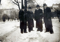  Czterech kawalerów w czerni  ; *Four young men wearing black<br />Dofinansowano ze srodków Ministerstwa Kultury i Dziedzictwa Narodowego i Starostwa Powiatowego w Bialymstoku.<br />