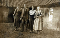  Rodzina w gospodarstwie  ; *A family on a farm<br />Dofinansowano ze srodków Ministerstwa Kultury i Dziedzictwa Narodowego i Starostwa Powiatowego w Bialymstoku.<br />