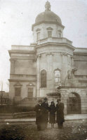  Przed kościołem w Radomiu  ; *In front of the church in Radom<br />Dofinansowano ze srodków Ministerstwa Kultury i Dziedzictwa Narodowego i Starostwa Powiatowego w Bialymstoku.<br />