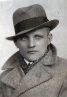  Kawaler w kapeluszu  ; *A young man wearing a hat<br />Dofinansowano ze srodków Ministerstwa Kultury i Dziedzictwa Narodowego i Starostwa Powiatowego w Bialymstoku.<br />