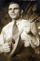  Piotr Kretowicz z mandoliną  ; *Piotr Kretowicz with the mandoline<br />Dofinansowano ze srodków Ministerstwa Kultury i Dziedzictwa Narodowego i Starostwa Powiatowego w Bialymstoku.<br />