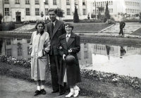  W parku w Białymstoku  ; *In the park of Białystok<br />Dofinansowano ze srodków Ministerstwa Kultury i Dziedzictwa Narodowego i Starostwa Powiatowego w Bialymstoku.<br />