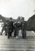  Idą po schodach  ; *Coming by the stairs<br />Dofinansowano ze srodków Ministerstwa Kultury i Dziedzictwa Narodowego i Starostwa Powiatowego w Bialymstoku.<br />