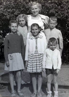  Kobieta z dziećmi  ; *A woman with the children<br />Dofinansowano ze srodków Ministerstwa Kultury i Dziedzictwa Narodowego i Starostwa Powiatowego w Bialymstoku.<br />