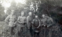  Żołnierze i grzybiarz  ; *The soldiers and a mushroom picker<br />Dofinansowano ze srodków Ministerstwa Kultury i Dziedzictwa Narodowego i Starostwa Powiatowego w Bialymstoku.<br />