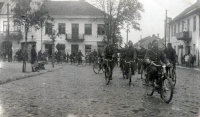  Wojsko na rowerach- Grodno  ; *The soldiers cycling in Grodno<br />Dofinansowano ze srodków Ministerstwa Kultury i Dziedzictwa Narodowego i Starostwa Powiatowego w Bialymstoku.<br />