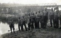  Przy moście na Niemnie- Rómlówka  ; *By the bridge at the Niemen-Rómlówka river<br />Dofinansowano ze srodków Ministerstwa Kultury i Dziedzictwa Narodowego i Starostwa Powiatowego w Bialymstoku.<br />