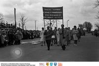 1 Maja 1963- Idą pracownicy służby zdrowia ** 1 May 1963 - health service workers marching- k018<br />Dofinansowano ze środków Ministra Kultury i Dziedzictwa Narodowego, Starostwa Powiatowego w Białymstoku, Urzędu Miejskiego w Łapach, Gminy Sokoły<br />