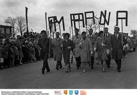 1 maj 1963- Idą z literami ** 1 May 1963 - marching with “letters- k019<br />Dofinansowano ze środków Ministra Kultury i Dziedzictwa Narodowego, Starostwa Powiatowego w Białymstoku, Urzędu Miejskiego w Łapach, Gminy Sokoły<br />