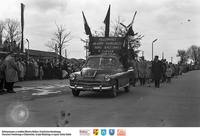 1 Maja 1963- auto Warszawa na czele ** 1 May 1963 - Warszawa automobile in the lead- k021<br />Dofinansowano ze środków Ministra Kultury i Dziedzictwa Narodowego, Starostwa Powiatowego w Białymstoku, Urzędu Miejskiego w Łapach, Gminy Sokoły<br />