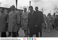 1 Maja 1963- Idą pracownicy ZNTK w Łapach ** 1 May 1963 - workers of the Rail Rolling Stock Repair Workshops in Łapy marching - k022<br />Dofinansowano ze środków Ministra Kultury i Dziedzictwa Narodowego, Starostwa Powiatowego w Białymstoku, Urzędu Miejskiego w Łapach, Gminy Sokoły<br />