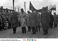 1 Maja 1963- Idą pracownicy ZNTK w Łapach ** 1 May 1963 - workers of the Rail Rolling Stock Repair Workshops in Łapy marching - k025<br />Dofinansowano ze środków Ministra Kultury i Dziedzictwa Narodowego, Starostwa Powiatowego w Białymstoku, Urzędu Miejskiego w Łapach, Gminy Sokoły<br />