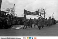 1 Maja 1963- Idą pracownicy Rejonowej Spółdzielni ** 1 May 1963 - staff of the District Cooperative marching - k026<br />Dofinansowano ze środków Ministra Kultury i Dziedzictwa Narodowego, Starostwa Powiatowego w Białymstoku, Urzędu Miejskiego w Łapach, Gminy Sokoły<br />