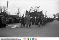 1 Maja 1963- Idą w pochodzie ** 1 May 1963 - people marching - k027<br />Dofinansowano ze środków Ministra Kultury i Dziedzictwa Narodowego, Starostwa Powiatowego w Białymstoku, Urzędu Miejskiego w Łapach, Gminy Sokoły<br />