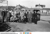 Święto kolejarza 1963- fotografia grupowa ** Railwayman Day 1963 - group photograph - k041<br />Dofinansowano ze środków Ministra Kultury i Dziedzictwa Narodowego, Starostwa Powiatowego w Białymstoku, Urzędu Miejskiego w Łapach, Gminy Sokoły<br />