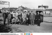 Święto kolejarza 1963-- fotografia grupowa ** Railwayman Day 1963 - group photograph - k042<br />Dofinansowano ze środków Ministra Kultury i Dziedzictwa Narodowego, Starostwa Powiatowego w Białymstoku, Urzędu Miejskiego w Łapach, Gminy Sokoły<br />