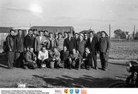 Święto kolejarza 1963-- fotografia grupowa ** Railwayman Day 1963 - group photograph - k043<br />Dofinansowano ze środków Ministra Kultury i Dziedzictwa Narodowego, Starostwa Powiatowego w Białymstoku, Urzędu Miejskiego w Łapach, Gminy Sokoły<br />